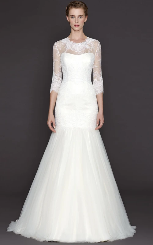 Vestido de novia largo de tul y encaje con cuello alto, manga 3-4, corte en A, apliques y efecto ilusión.