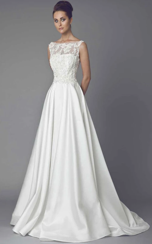 Vestido de novia largo de satén con apliques de barco, cola larga y transparencias.