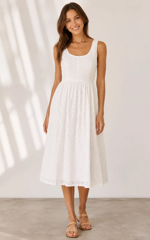 Vestido blanco de encaje con escote redondo y largo hasta la rodilla, corte en A.