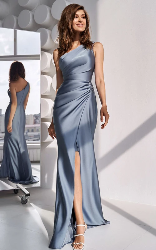 Vestido de fiesta largo de satén con un solo hombro, fruncido y abertura frontal.