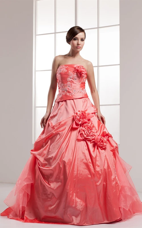 Vestido de gala sin mangas con apliques de cuentas y flores.