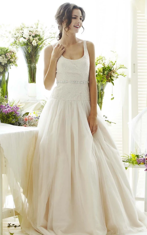 Langes, quadratisches Brautkleid aus Tüll mit Schmuckbesatz, Schleppe und V-Ausschnitt am Rücken