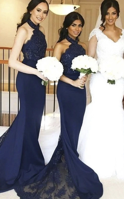 Vestido de dama de honor azul sin mangas con escote halter, encaje y jersey, con cola y apliques.