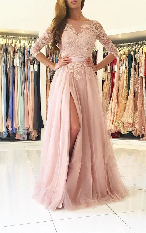 Vestido de corte A con encaje, tul, mangas de largo 3/4, botones, cremallera y espalda en V profunda.