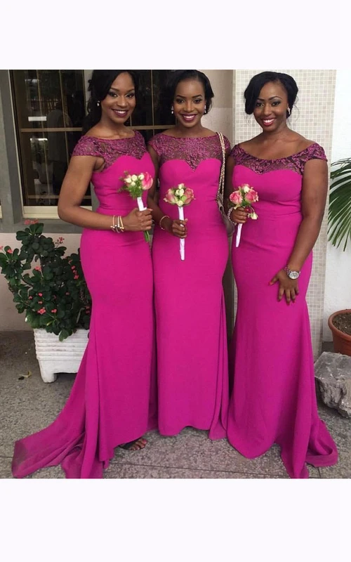 Vestido de sirena con mangas cortas, drapeado, pliegues y apliques, con cola larga.