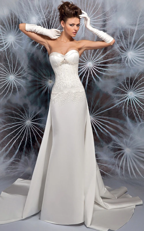 Vestido de novia de satén sin mangas, largo hasta el suelo, con escote corazón, espalda con cordones y lazo.