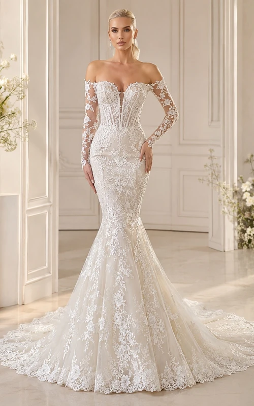 Elegante vestido de novia estilo sirena con escote de hombros descubiertos, mangas ilusión, encaje y cola catedral.