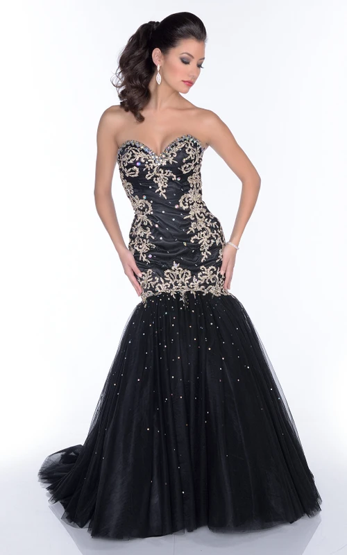 Vestido de fiesta ajustado sin mangas de tul con escote corazón, estilo sirena, espalda con cordones y apliques brillantes.