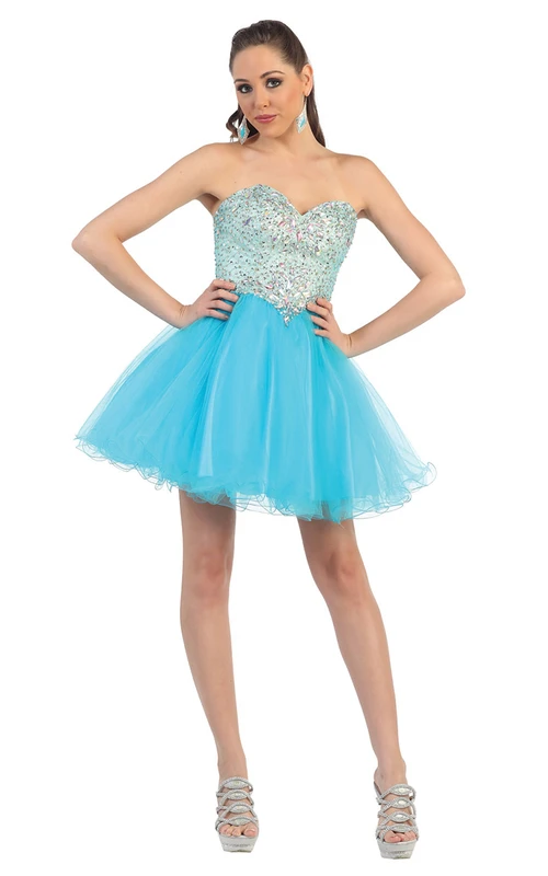 Robe courte trapèze en tulle sans manches et dos nu ornée de perles, décolleté cœur