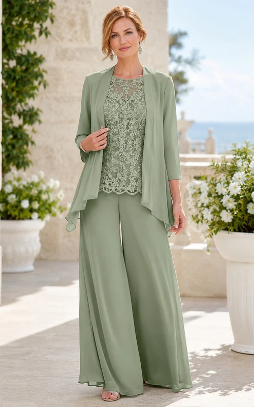Salbeigrüner, eleganter Palazzo-Hosenanzug für die Mutter der Braut, bestehend aus einem floralen Spitzenoberteil mit Rundhalsausschnitt, einer taillierten Dreivierteljacke und extraweiten Hosen.