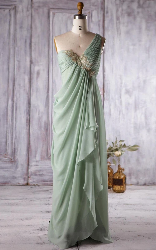 Vestido imperio de un solo hombro con drapeado y apliques.