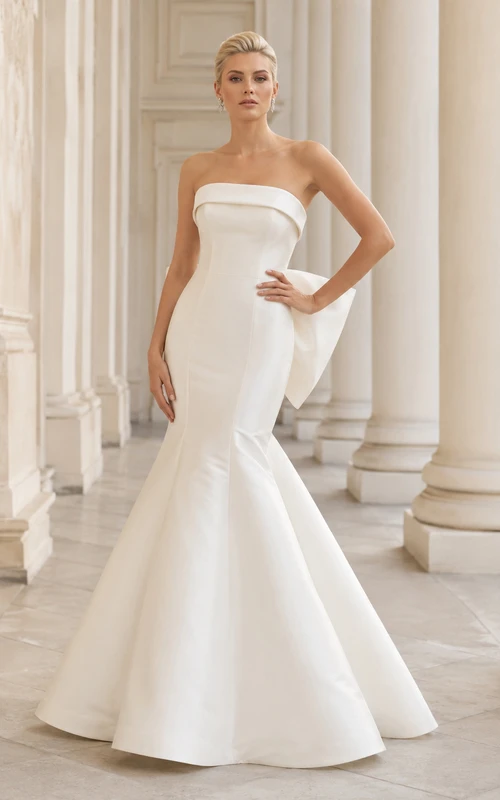Trägerloses, minimalistisches Brautkleid aus Satin im Meerjungfrauenstil mit skulpturaler Schleife am Rücken und Schleppe
