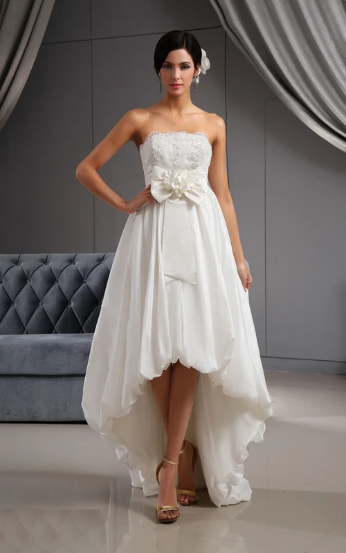 Robe de mariée courte à bustier asymétrique en dentelle avec fleur 3D et décolleté en cœur