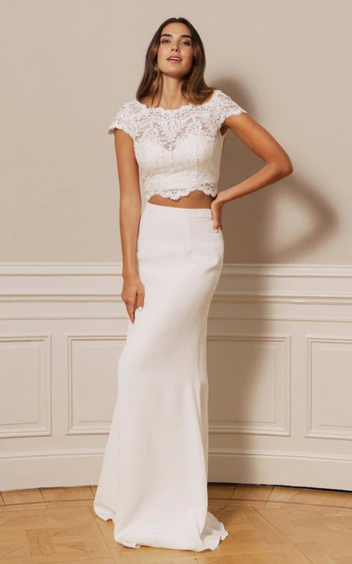 Vestido de novia romántico de dos piezas, largo hasta el suelo, de gasa con encaje y detalles festoneados, y mangas cortas.