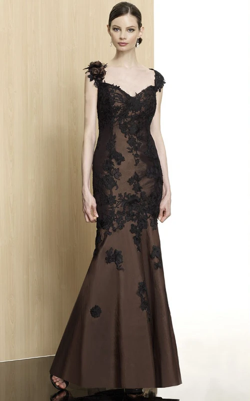 Vestido largo formal con mangas cortas y apliques, escote en V profundo en la espalda.