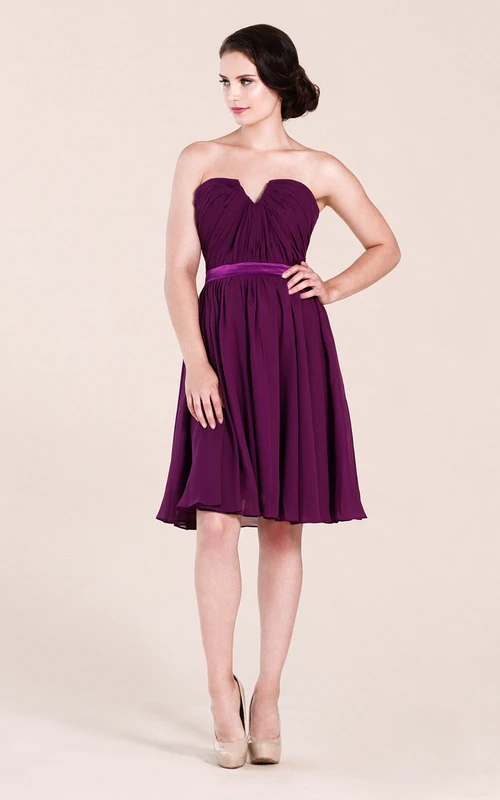 Vestido corto de gasa plisado con escote en V y sin tirantes