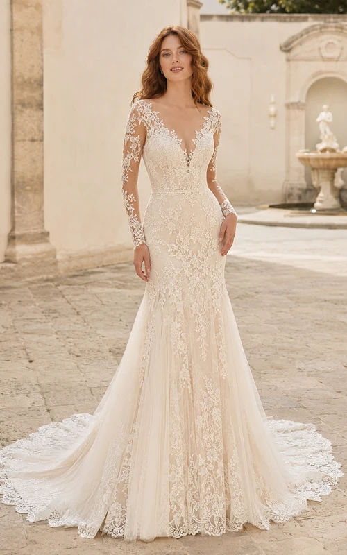 Robe de mariée sirène romantique à manches longues, col en V et dentelle illusion, traîne chapelle