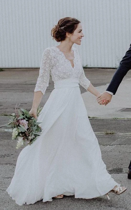 Vestido de novia etéreo de gasa y encaje con mangas tres cuartos festoneadas y fruncido.