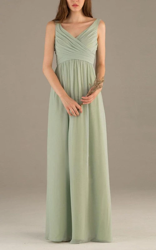 Vestido largo de gasa plisado de corte imperio, sin mangas, con escote en V en la espalda y sin mangas.