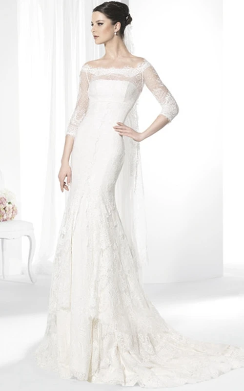 Robe de mariée en dentelle à volants, col bateau et manches mi-longues, avec effet illusion.