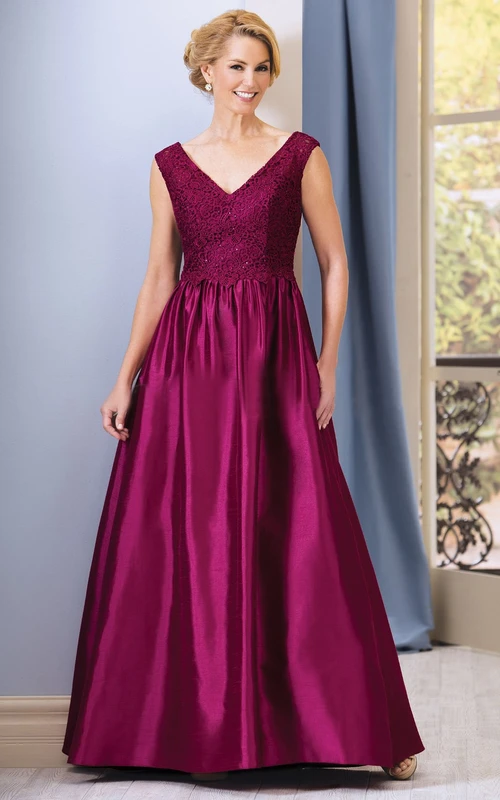 Vestido de tafetán de corte A con escote en V y mangas cortas para la madre de la novia, con encaje y pedrería.