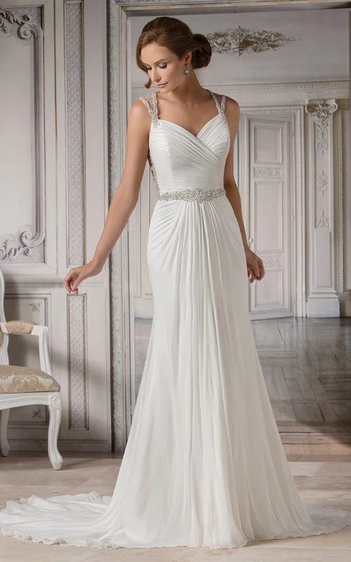 Vestido de novia de gasa estilo sirena con mangas cortas, pliegues y abalorios.