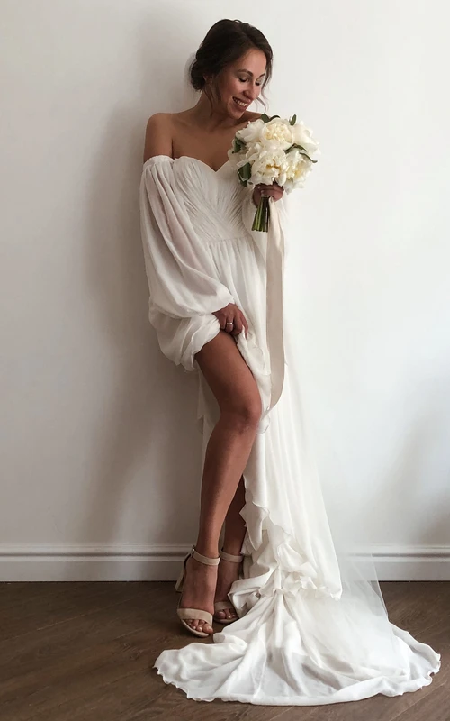 Vestido de novia blanco de gasa con hombros descubiertos, mangas abullonadas y fruncido, corte imperio.