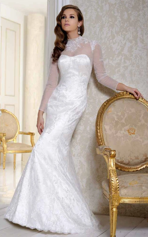 Hochgeschlossenes, bodenlanges, appliziertes, langärmeliges Brautkleid aus Satin