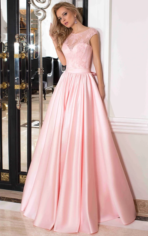 Robe trapèze longue à col rond en satin et dentelle, ornée d'un nœud et d'un corset à lacets dans le dos