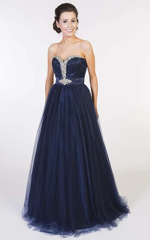 Robe de bal trapèze sans manches en tulle à décolleté cœur et perles, dos corset