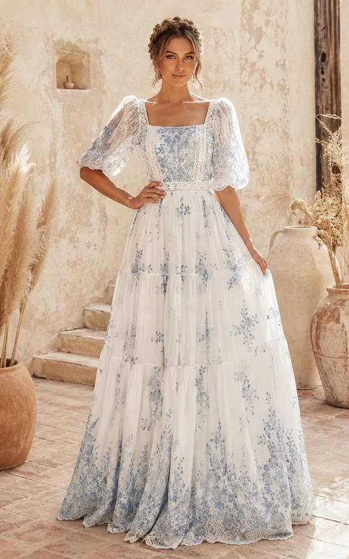 Staubblaues, böhmisches Brautkleid mit eckigem Ausschnitt, kurzen Ärmeln, A-Linie und bodenlangem Schnitt, bedruckt
