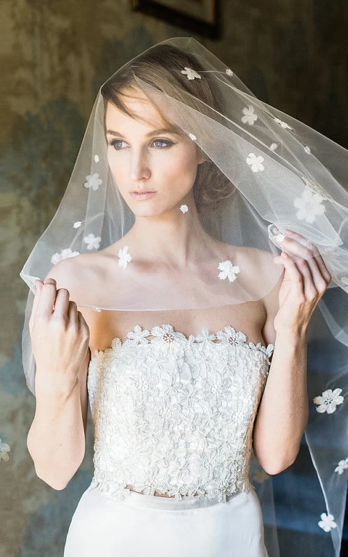 Voile de mariée court en tulle style vintage orné de fleurs