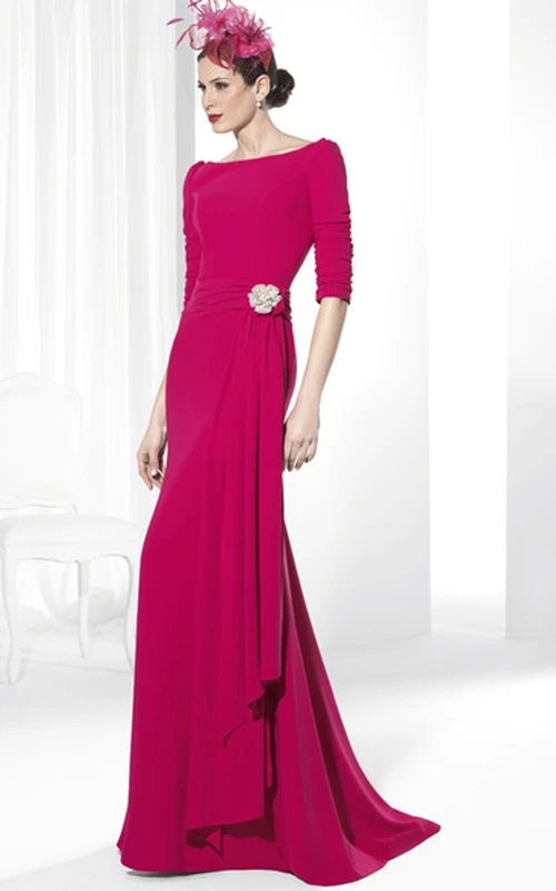 Vestido de fiesta de gasa con escote redondo, broche y mangas cortas y drapeado.