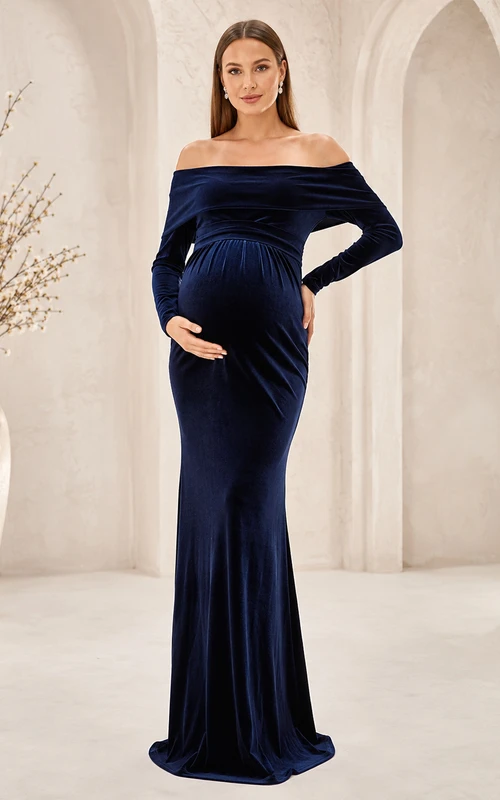 Elegantes, bodenlanges Umstandskleid aus Samt in Meerjungfrauenform mit dunkelblauem Schnitt, schulterfrei und langen Ärmeln – ein luxuriöses und elegantes Abendkleid für festliche Anlässe.