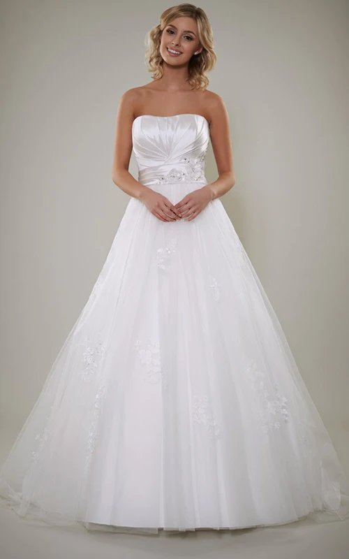 Robe de mariée en satin, coupe trapèze, sans manches, bustier, ornée de perles, avec dos lacé et appliques, longueur au sol.