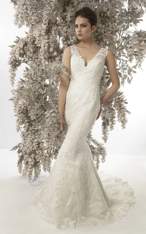 Vestido de novia de encaje sin mangas con apliques y escote en V, estilo sirena, con cola.