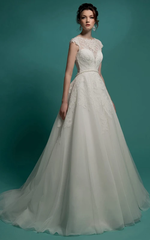 Robe longue trapèze en organza illusion à manches courtes et col rond, ornée d'appliques et de perles.