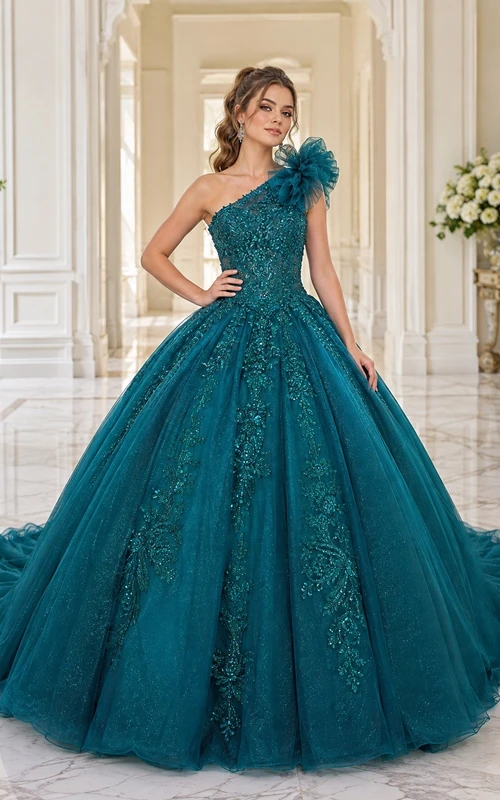 Vestido de quinceañera de gala con un solo hombro, tul, cuentas y cola catedral.