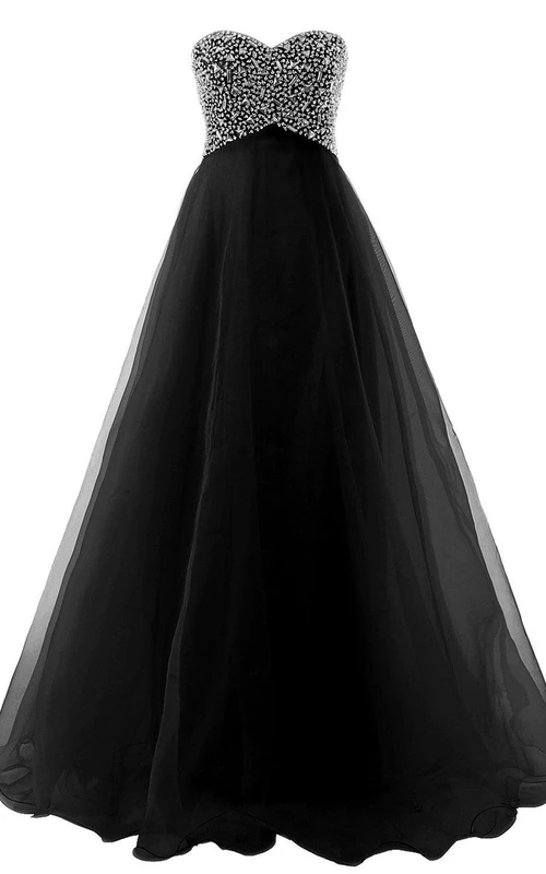 Vestido de corte A con escote corazón y corpiño bordado con cuentas.