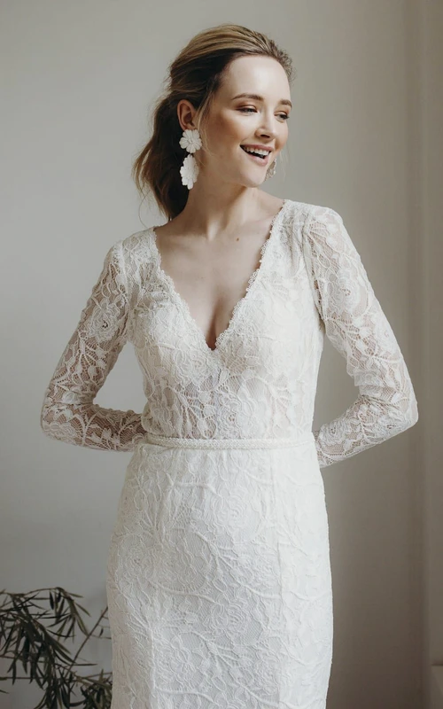 Vestido de novia ajustado de encaje con escote en V pronunciado y mangas largas, espalda con abertura.