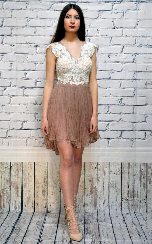 Vestido corto de encaje sin espalda con lentejuelas y bordados.