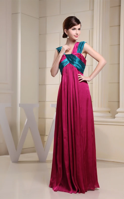 Vestido largo de gasa con tirantes y corte imperio con pliegues.