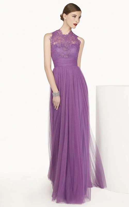 Robe de bal longue en tulle, coupe trapèze, col montant sans manches, avec bretelles et dentelle.