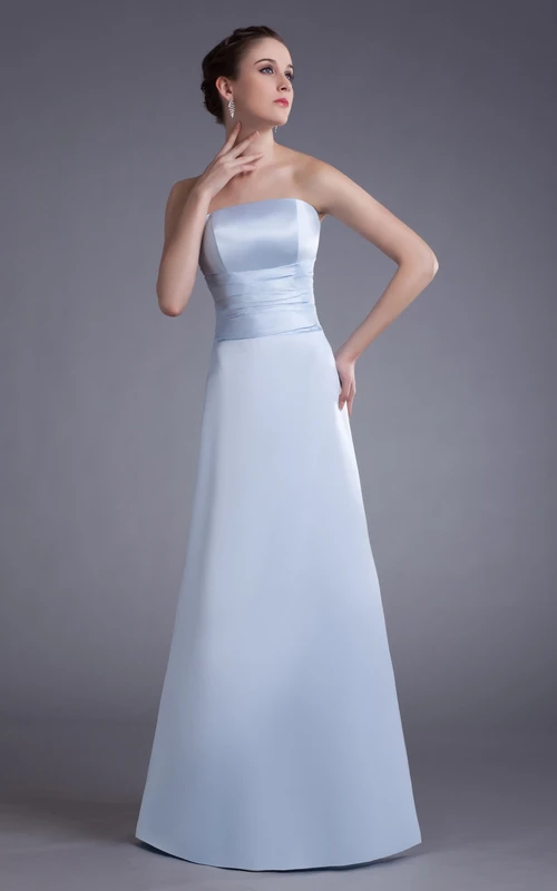 Robe longue simple en satin avec taille froncée