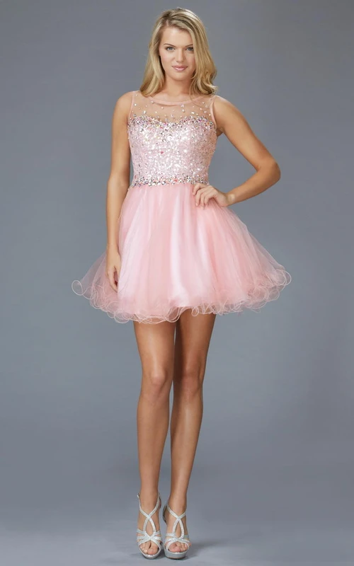 Robe trapèze mini sans manches en tulle à col rond et découpe en forme de goutte, ornée de perles et de volants