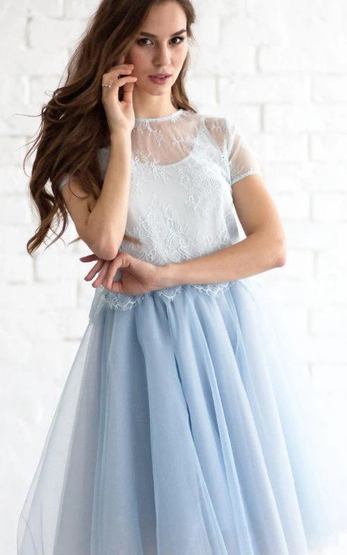 Vestido de tul plisado de manga corta con cuello joya y corte en A hasta la rodilla. Top de encaje.