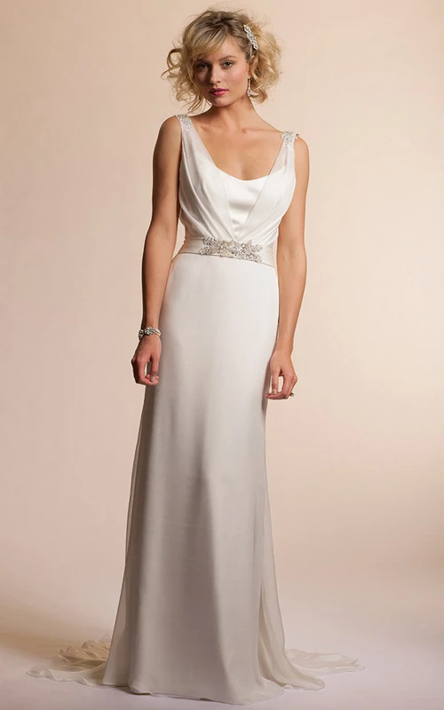 Langes, schlichtes Chiffon-Brautkleid mit V-Ausschnitt, Schmuckbesatz, Schleppe und V-Rücken.