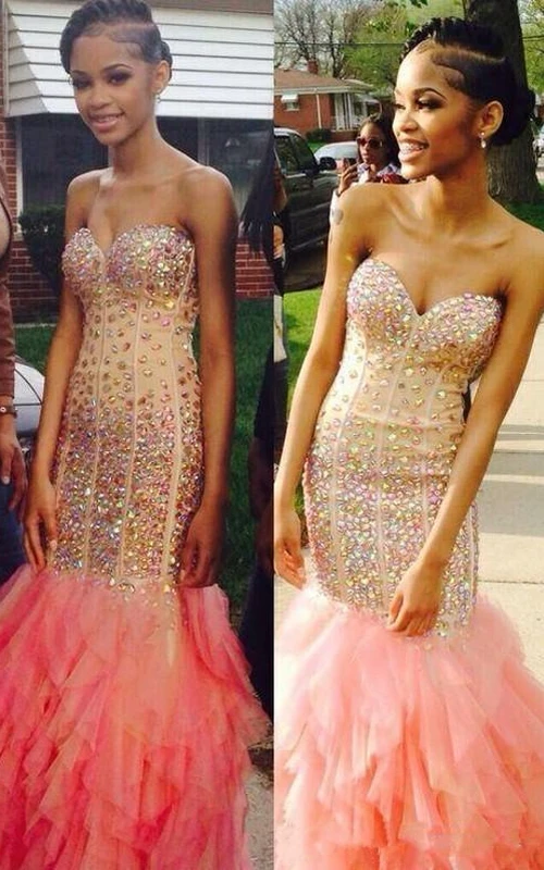 Robe de bal rose sirène sexy à volants et cristaux, décolleté cœur, sans manches.