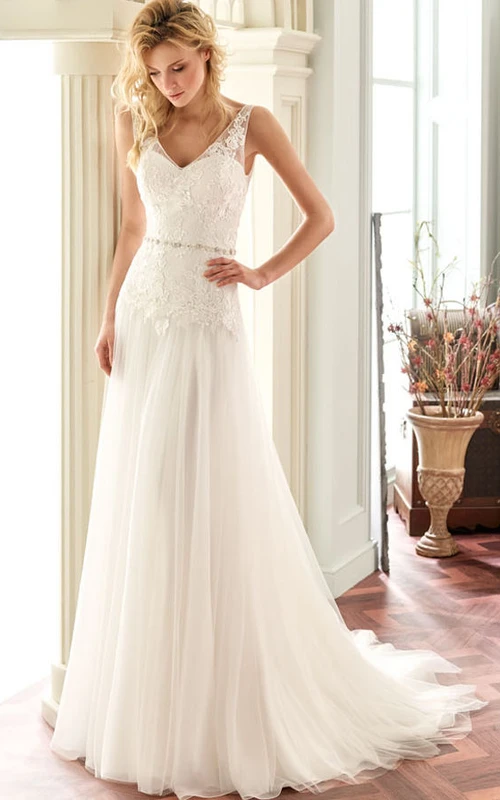 Vestido de novia de corte A, sin mangas, largo hasta el suelo, con apliques, escote en V, encaje, espalda con escote en V profundo y joyas en la cintura.