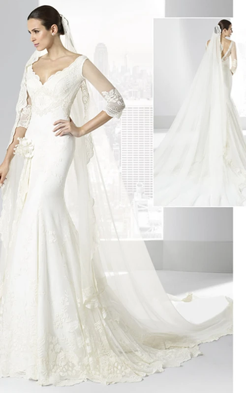 Vestido de novia de encaje de manga corta con escote en V, corte trompeta, apliques y espalda con escote en V profundo.